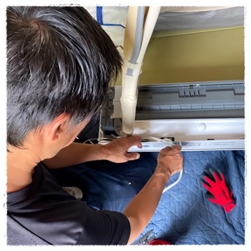 丁寧なエアコン工事作業